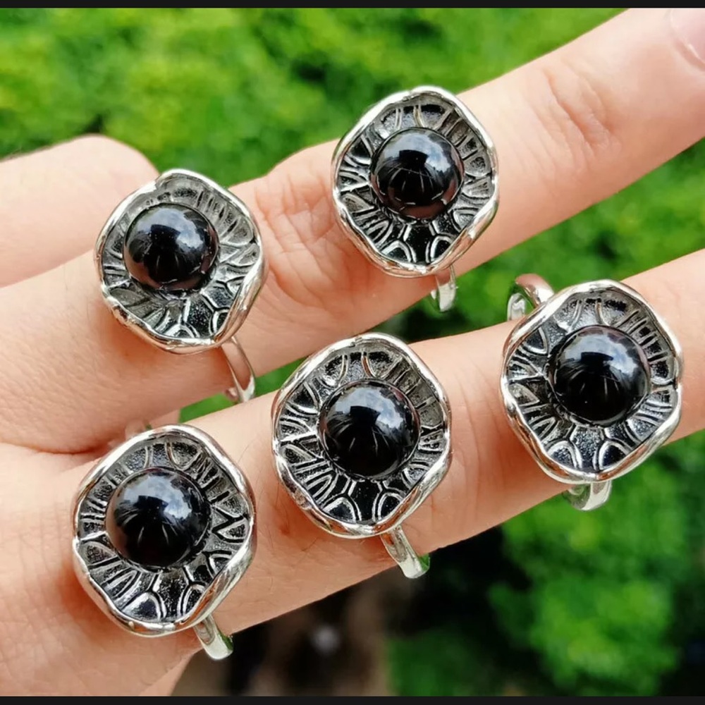 Black agate and silver ball Ring. Adjustable
